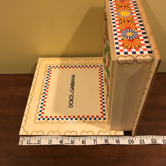 Dolce & Gabbana display - Picture 6 of 10